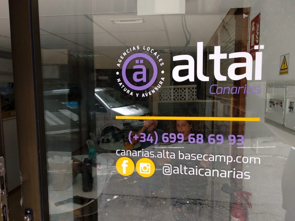Rotulación interior y exterior de cristalera y puerta frontal de la agencia turística Altaï Canarias